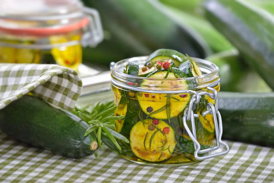 Zucchinischeiben in Öl eingelegt im Glas zum Zucchini haltbar machen.