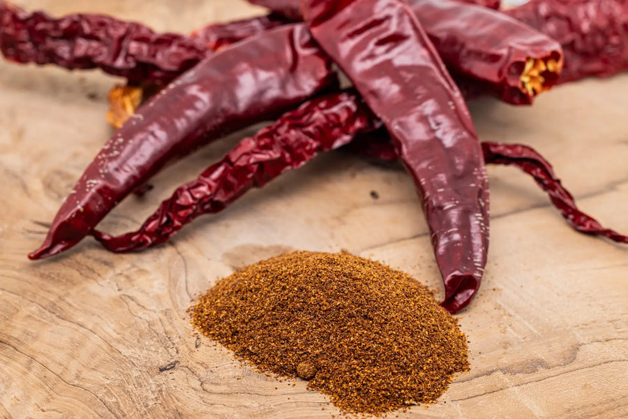 scharfe Chilischoten zu Chilipulver gemahlen