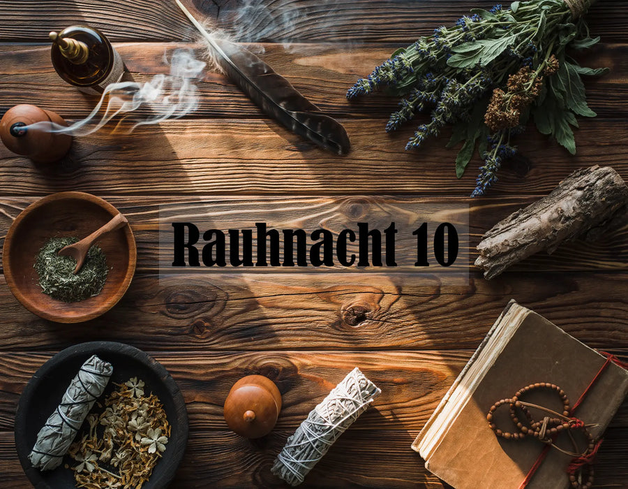 Ritualszene zur Rauhnacht mit Räucherwerk, Kräutern, Feder, Rauch und Tagebuch auf Holzoberfläche.
